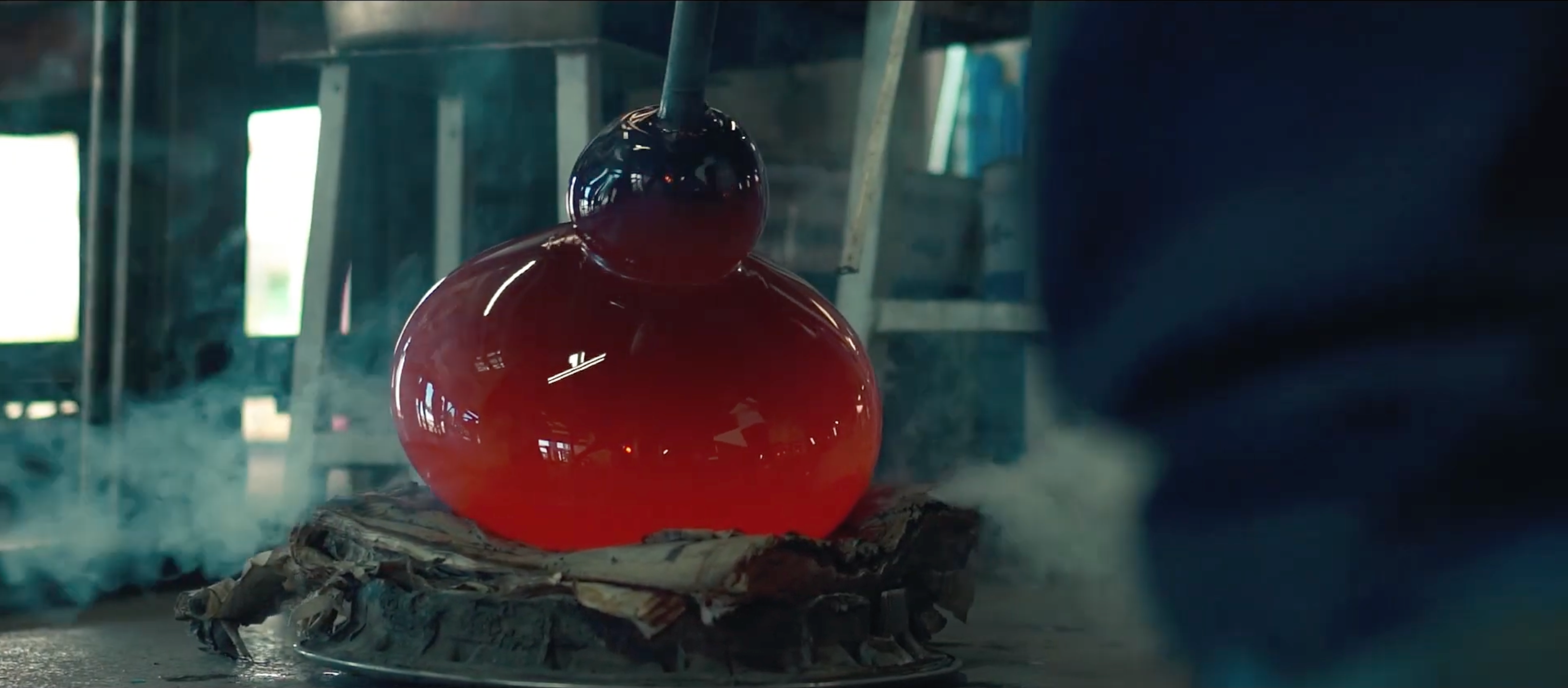 Shaping the glowing glass